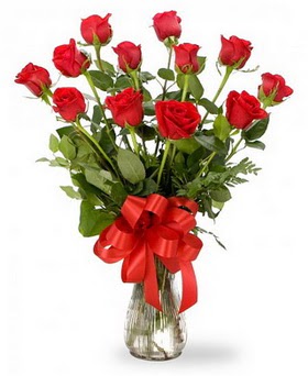  Muğla 14 şubat sevgililer günü çiçek  12 adet kırmızı güllerden vazo tanzimi