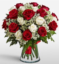 Vazoda 12 kırmızı 12 beyaz gül tanzimi  Muğla çiçek gönderme sitemiz güvenlidir 