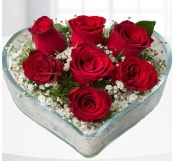 Kalp içerisinde 7 adet kırmızı gül  Muğla çiçek , çiçekçi , çiçekçilik 
